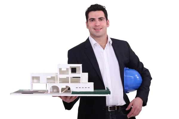 Arquiteto segurando réplica modelo de edifício — Fotografia de Stock