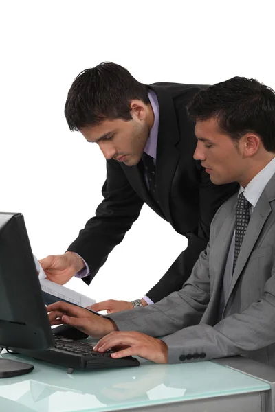 Duo di dirigenti di sesso maschile che lavorano su laptop Fotografia Stock