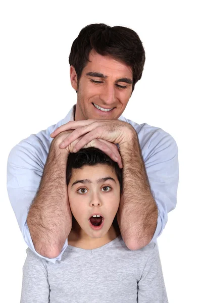 Homem colocando os braços sobre uma garota surpresa — Fotografia de Stock