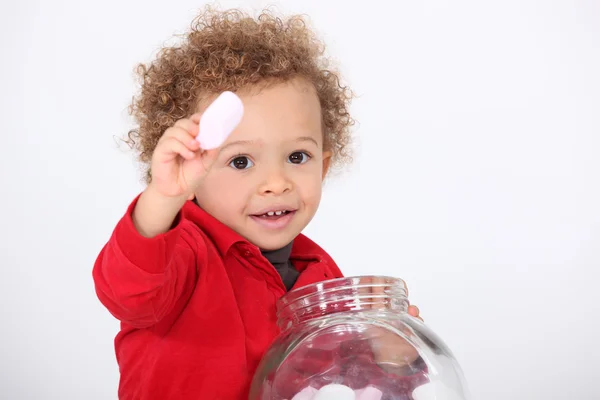 Kleiner Junge isst Süßigkeiten — Stockfoto