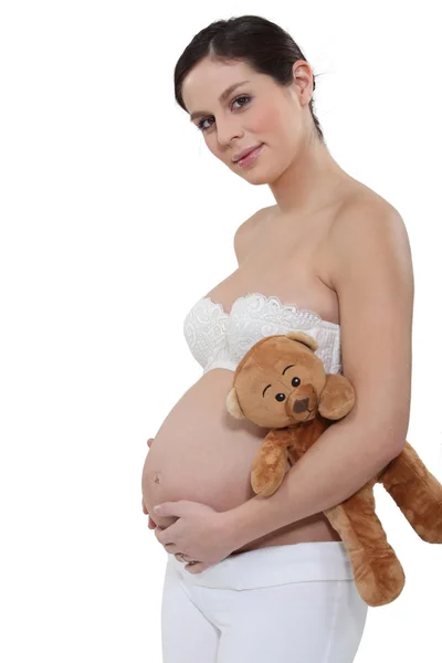 漂亮的年轻孕妇与裸露的肚子和泰迪熊 — 图库照片