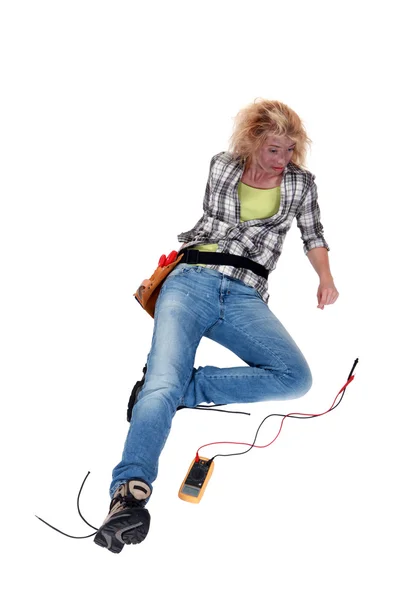 Craftswoman liggen na een elektrische schok — Stockfoto