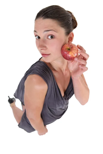 Vörös almát tartó nő — Stock Fotó