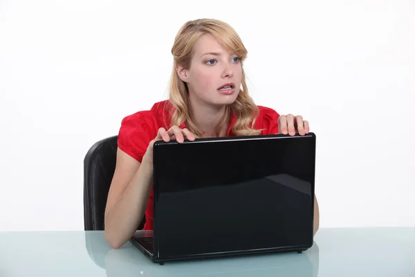 Woman surprised in front of a notebook — Stock Photo, Image