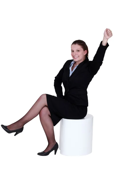 Geschäftsfrau greift in die Luft — Stockfoto