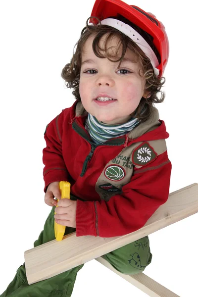 Маленький хлопчик грає з дерев'яними дошками — стокове фото
