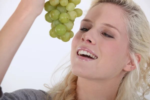 Mujer con un ramo de uvas — Foto de Stock