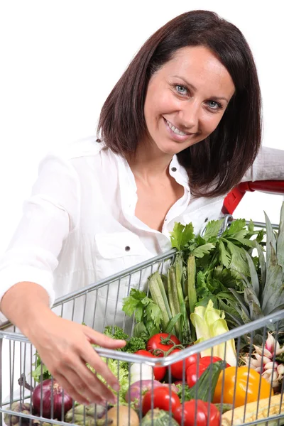 Vrouw met een trolley koffer vol met groenten — Stockfoto