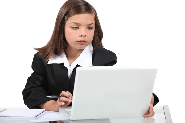 Jovem em um terno trabalhando em um laptop — Fotografia de Stock