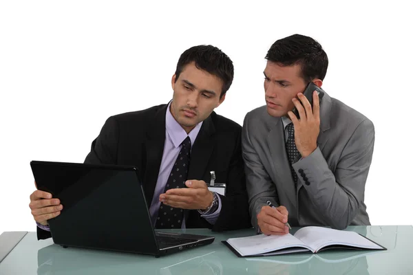 Empresario resolviendo un problema en un portátil — Foto de Stock