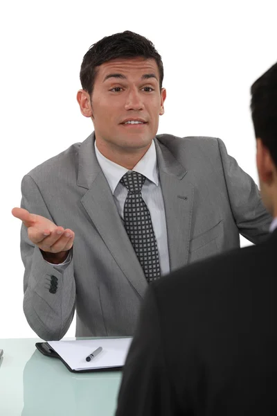 Empresários falando no escritório — Fotografia de Stock