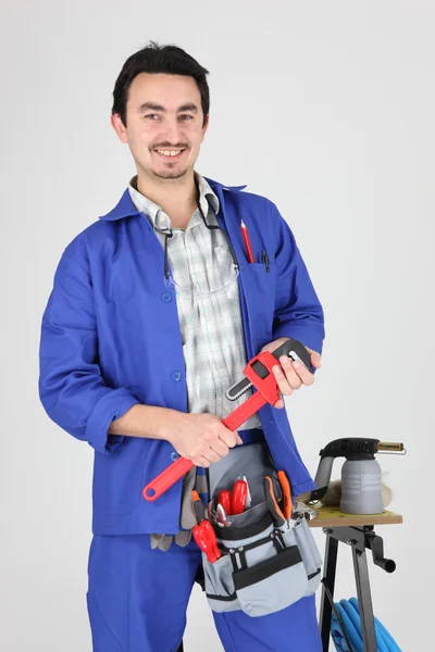 Homem ficou com chave inglesa e tocha de sopro — Fotografia de Stock