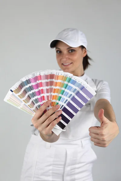 Decorador segurando pintura swatch — Fotografia de Stock