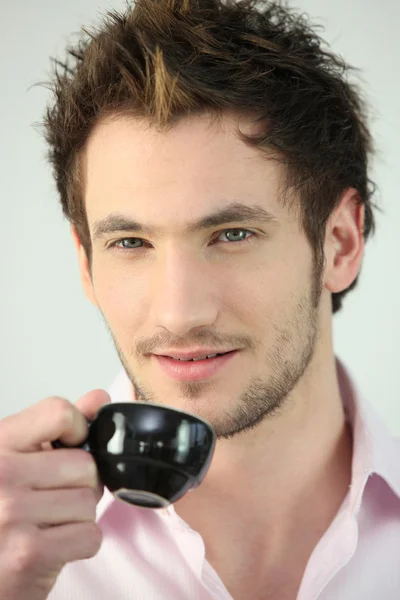 Jeune homme buvant une tasse d'expresso — Photo