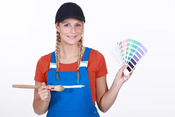 Unga kvinnliga målare håller färgkarta — Stockfoto