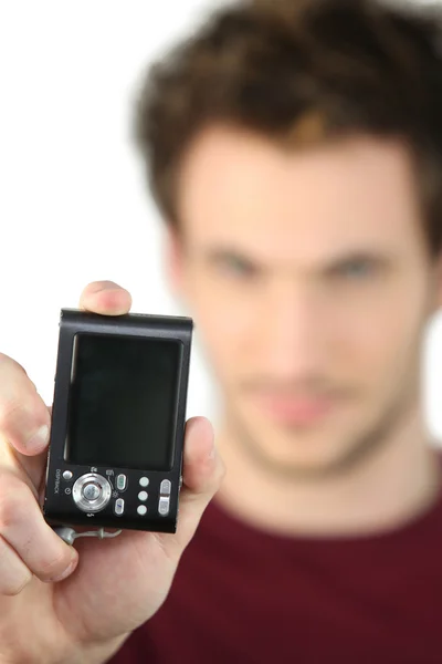 Чоловік показує порожній екран своєї цифрової камери — стокове фото