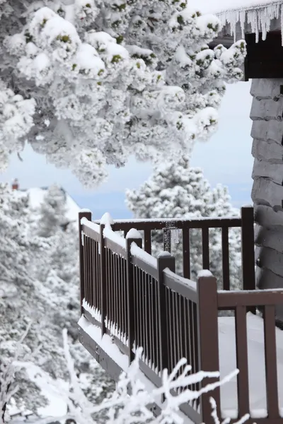 Snöiga balkong — Stockfoto