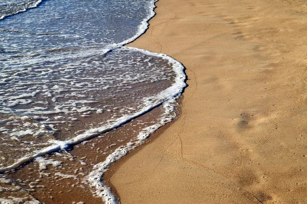 Água espumosa na praia — Fotografia de Stock