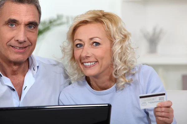 Couple shopping on-line — Stock Photo, Image