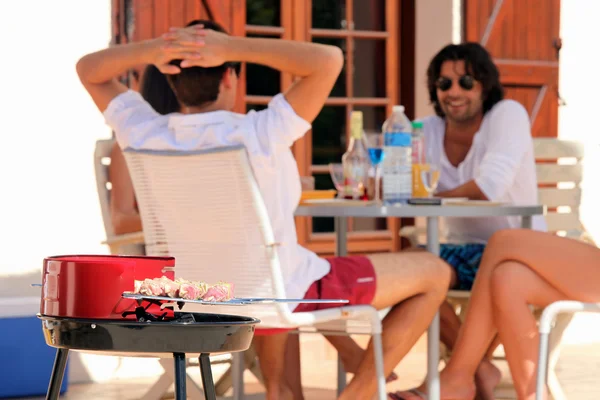 Disfrutando de una barbacoa al sol — Foto de Stock