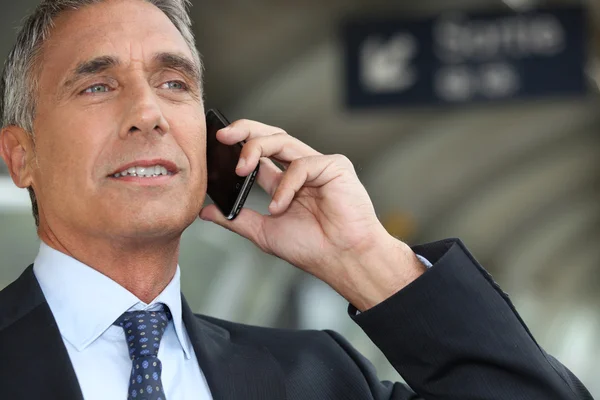 Retrato de un hombre de negocios al teléfono — Foto de Stock