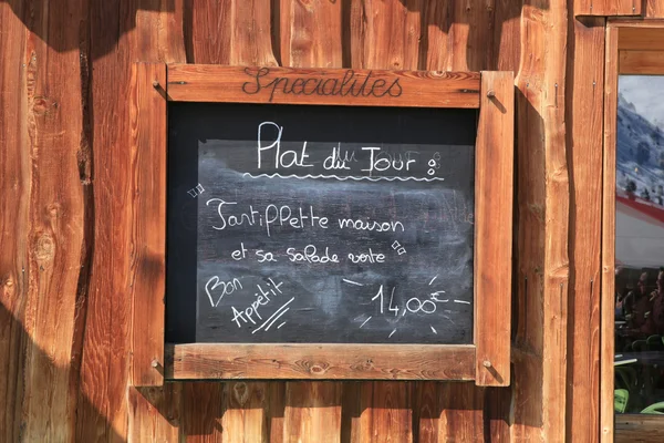 Menu del ristorante scritto su una lavagna di gesso — Foto Stock