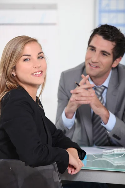 Jonge vrouw in een sollicitatiegesprek — Stockfoto