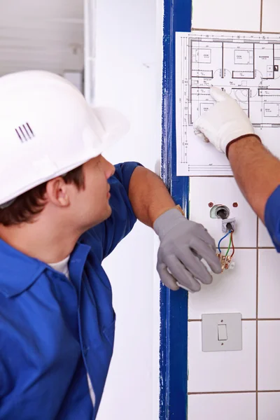 Plan de vigilancia del electricista —  Fotos de Stock