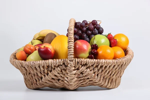 Cesto di vimini pieno di frutta fresca — Foto Stock