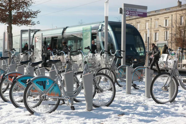 Bicicletas aparcadas en la nieve en una parada de tranvía de Burdeos — Foto de Stock