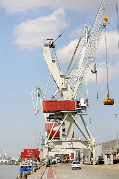 Crane by the side of a port — Stock Photo, Image