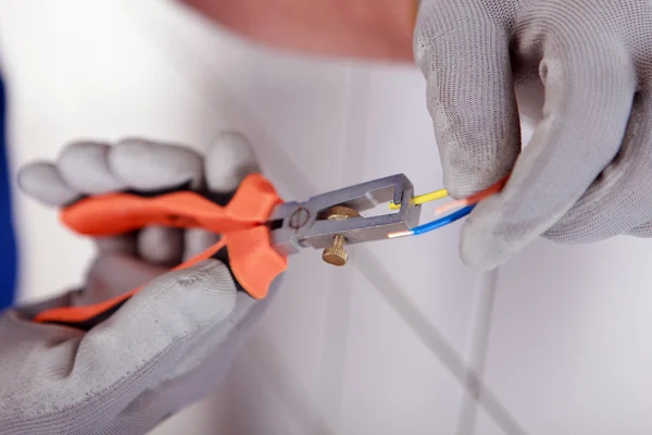 Electrician clipping wire — Stock Photo, Image