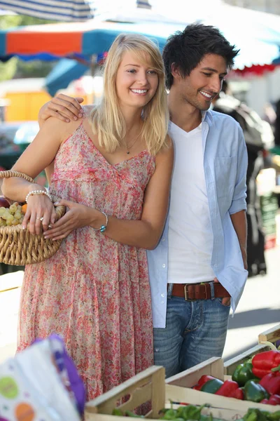 Shopping gastronomique en couple au marché local — Photo