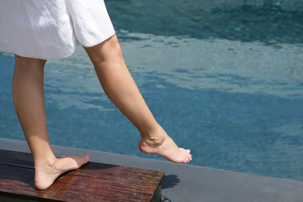 Donna immergendo il piede nella piscina — Foto Stock