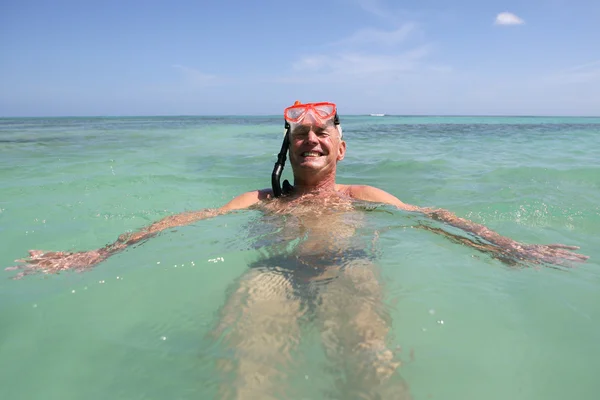 A man swimming with a snorkel and a diving mask — Stock Photo, Image