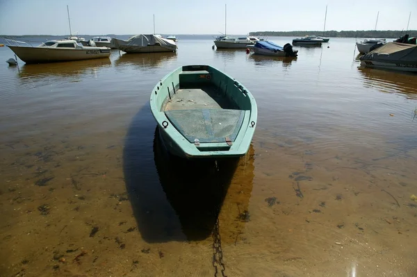 Pequeno barco acorrentado — Fotografia de Stock