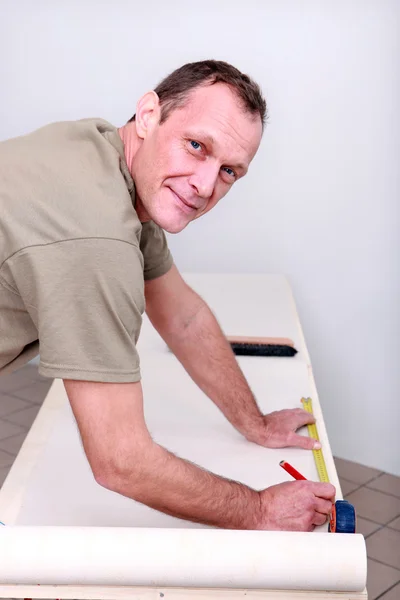 Man measuring wallpaper — Stock Photo, Image