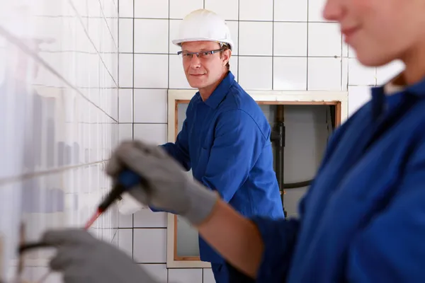 Arbeiter repariert eine Steckdose — Stockfoto