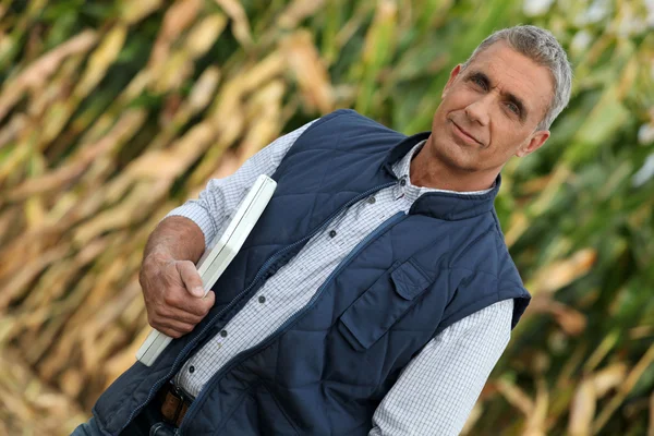 Agricultor en el campo con portátil —  Fotos de Stock