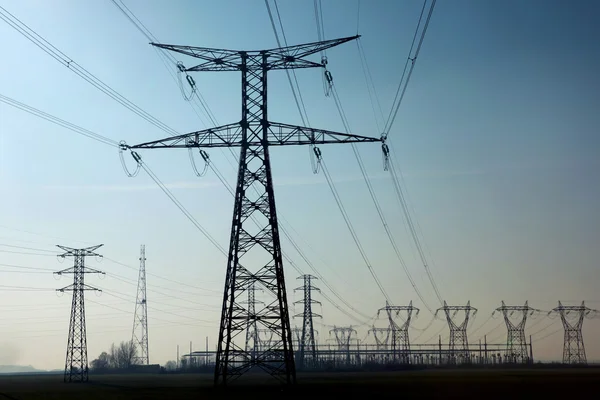 Pilones de electricidad — Foto de Stock