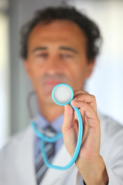 Arzt hält Stethoskop hoch — Stockfoto