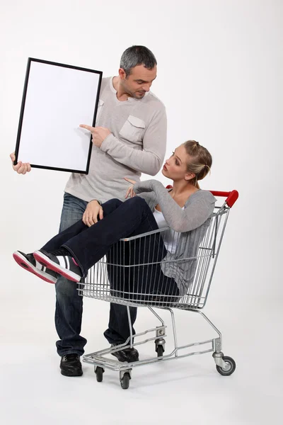 Coppia con carrello della spesa — Foto Stock