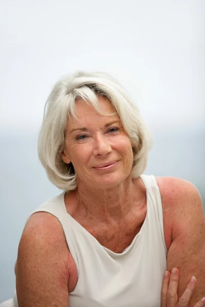 Retrato de mulher sênior sorridente ao ar livre — Fotografia de Stock