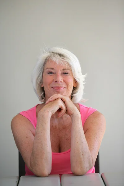 Oudere lachende vrouw — Stockfoto