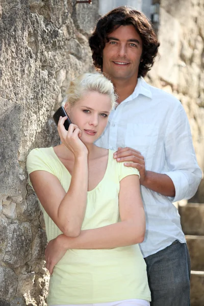 Summery couple with a cellphone — Stock Photo, Image