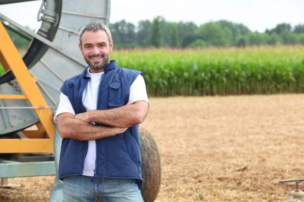 Agricultor que trabaja en el campo —  Fotos de Stock