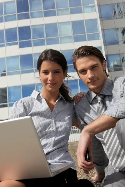 Compañeros de trabajo utilizando portátil fuera de — Stockfoto