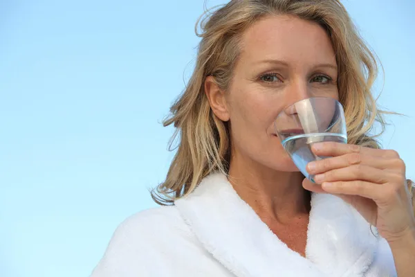 Femme boire de l'eau en verre — Photo