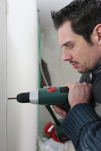 Hombre perforando en la pared — Foto de Stock