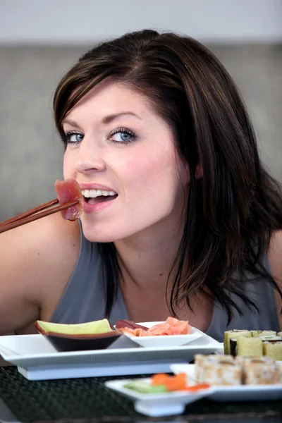 Woman eating sushi — Zdjęcie stockowe